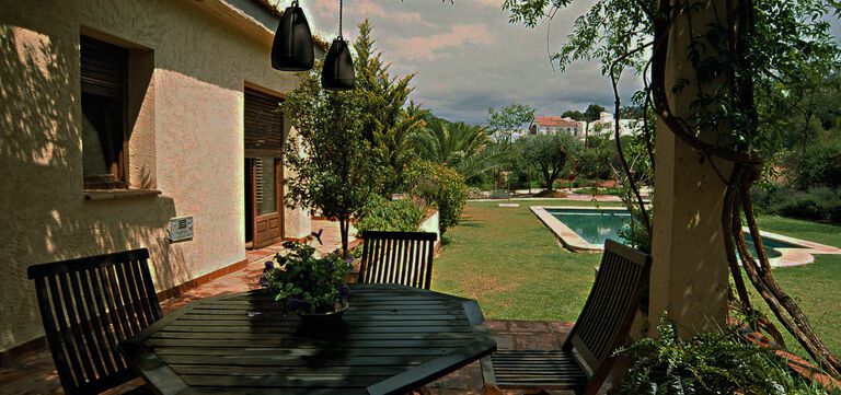 Outdoor patio with polk outdoor speakers